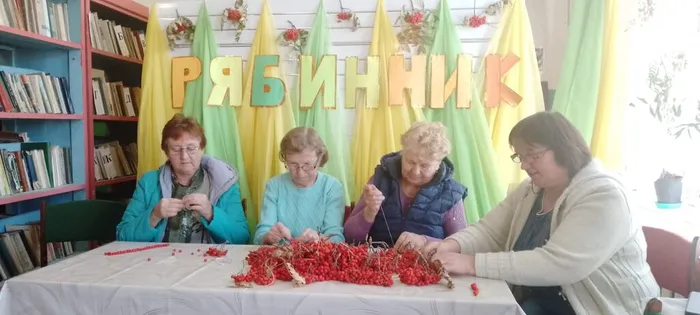 Новинская поселенческая библиотека. Фольклорные посиделки «Именины у рябины»