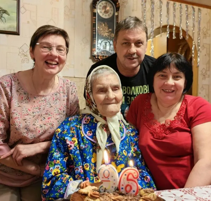 Кузнецова Н.К. с дочерьми и сыном  9 января 2023 год. 96 лет.