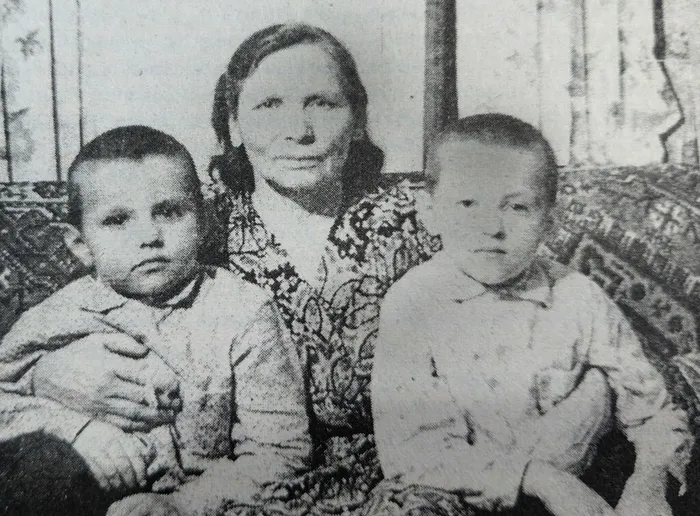 Е. А.Ржаницына с внуками Анатолием и Николаем, середина 1970-х гг