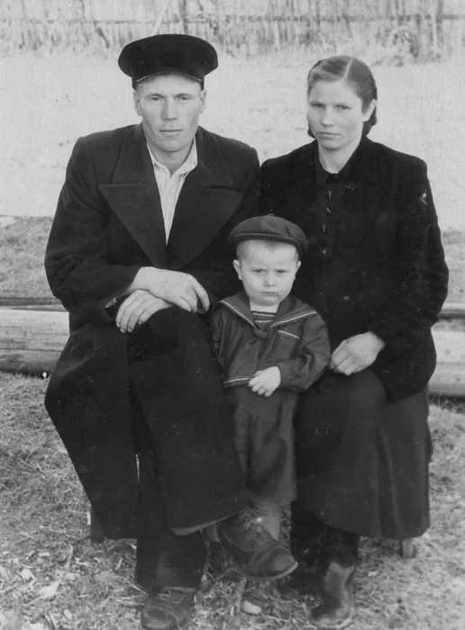 И.С. и Н.И. Васьковы в молодые годы с сыном Василием, 1957 г.