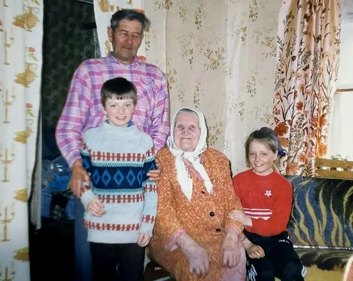 1. Ф. И. Кузнецова с сыном А. И. Кузнецовым и с правнуками Юлией и Михаилом. Конец 1990 гг..