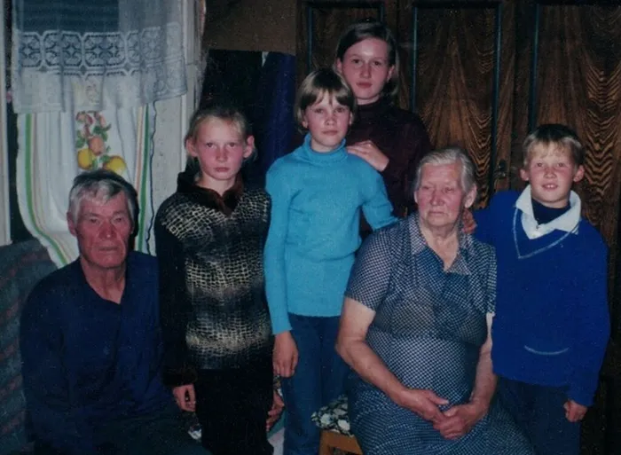 Супруги Афанасовы с внуками. Конец 1990-х — начало 2000-х гг.