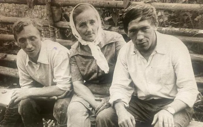 Е.П. Сидорова с сыном Анатолием (слева) и Виталием Гробовым (д. Катушенки). Примерно начало 1980-х гг.