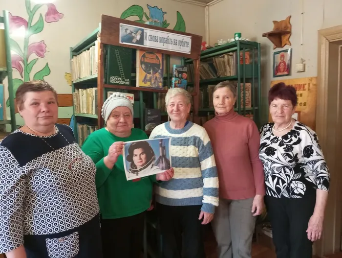 Соловецкая поселенческая библиотека.Первая женщина космонавт В.Терешкова-выставка просмотр.