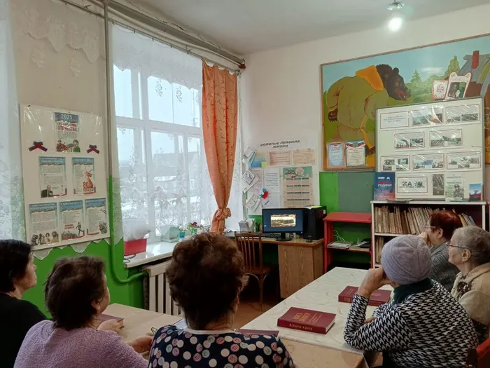 Новинская поселенческая библиотека. Новинский сельский клуб. Митинг, посвященный Дню Неизвестного Солдата (1)
