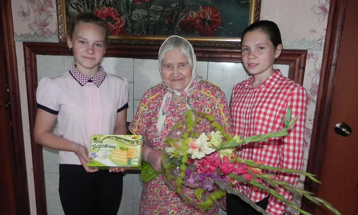Тамара Денисовна Аристова принимает поздравления с 90- летним юбилеем. 3 Октябрь 2018 года. По доброй традиции ее поздравили участники акции Ветеран живет рядом