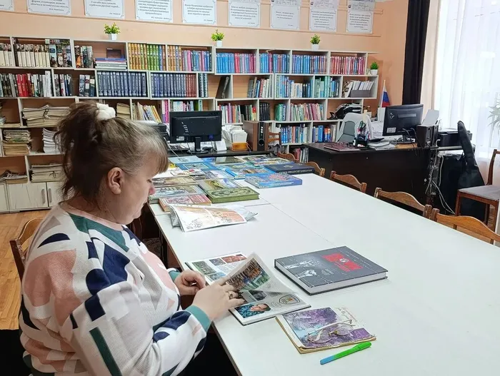 Жители с.Боговарово знакомятся с книгами из "Губернаторской библиотеки".
