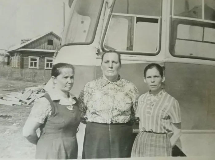 Труженицы тыла (слева - направо) Капканова Л.И., Большакова Т.М., Протасова В.П., год и автор фото неизвестны ,