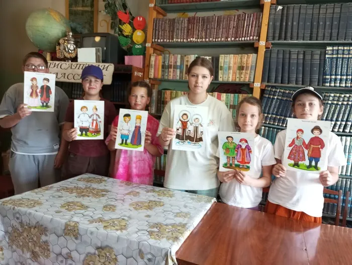 Соловецкая поселенческая библиотека. РВО «РМиД». «Путешествие в мир народных костюмов народов России».