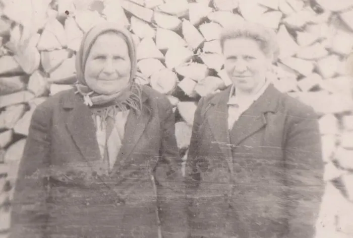 М. С. Авдеева с родственницей, 1990-е гг.