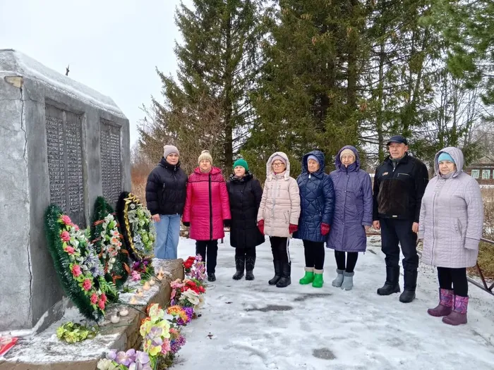 Новинская поселенческая библиотека. Новинский сельский клуб. Митинг, посвященный Дню Неизвестного Солдата.