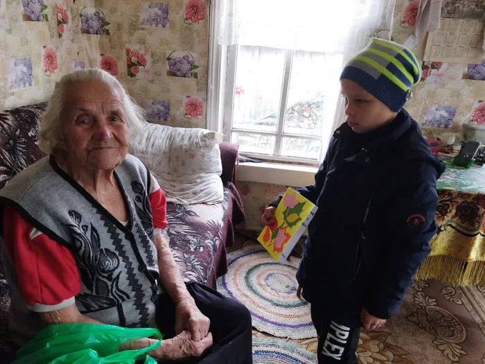 Поздравления и подарки пожилым.