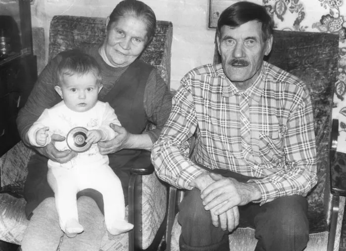Н.И. и И.С. Васьковы с внуком Константином, 1991 г.