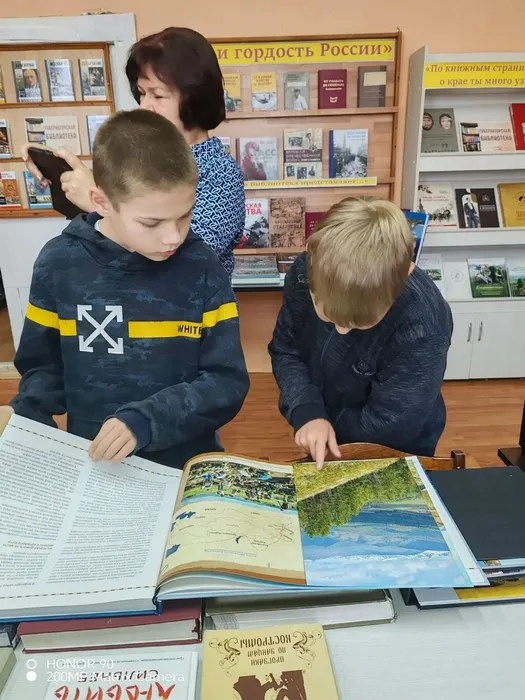 Жители с.Боговарово знакомятся с книгами из "Губернаторской библиотеки".