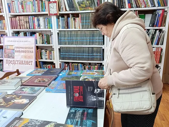 Жители с.Боговарово знакомятся с книгами из "Губернаторской библиотеки".