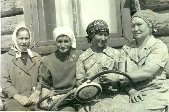 Кострова О.Л. 1980 год первая слева Крутовская ферма .