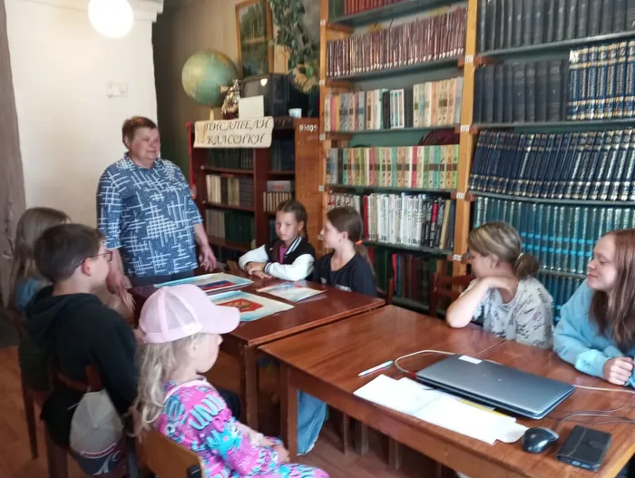Соловецкая поселенческая библиотека. Соловецкий сельский клуб. «Ты живи Россия, славься русская земля» - познавательная программа (4)