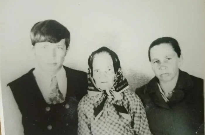 Капканова Л.И. (справа с семьёй), год и автор неизвестен