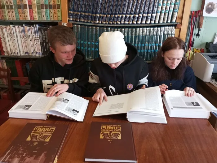 Соловецкая поселенческая библиотека. Презентация «Книги трудовой славы Костромской области».