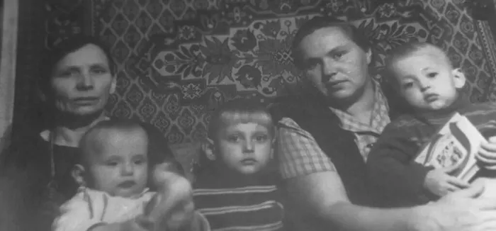 Е. А. Ржаницына (первая слева) со снохой Ларисой и внуками. Начало 1970 гг. (2)