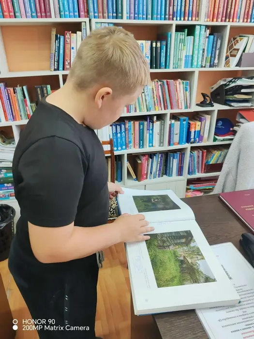 Жители с.Боговарово знакомятся с книгами из "Губернаторской библиотеки".