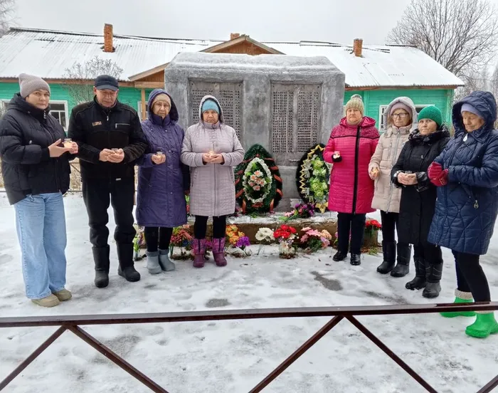 Новинская поселенческая библиотека. Новинский сельский клуб. Митинг, посвященный Дню Неизвестного Солдата (2)