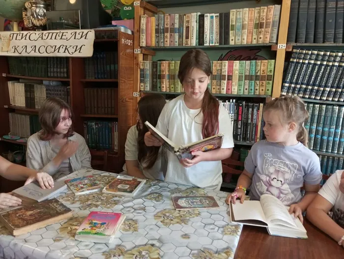 С книгой по дорогам детства