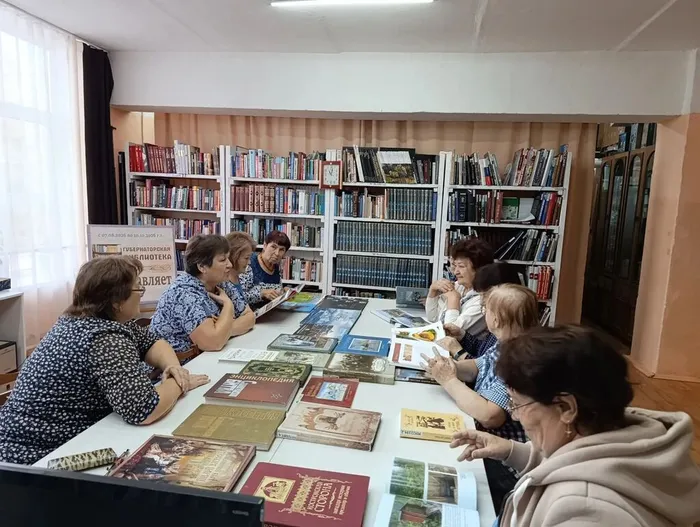 Жители с.Боговарово знакомятся с книгами из "Губернаторской библиотеки".