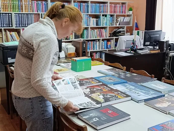 Жители с.Боговарово знакомятся с книгами из "Губернаторской библиотеки".