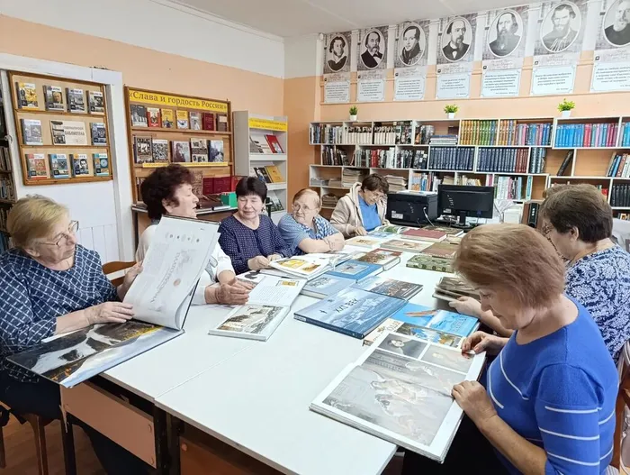 Жители с.Боговарово знакомятся с книгами из "Губернаторской библиотеки".