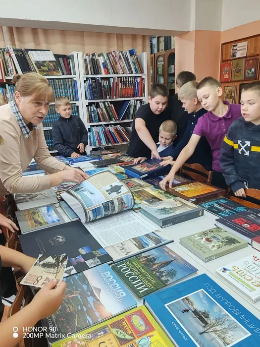 Жители с.Боговарово знакомятся с книгами из "Губернаторской библиотеки".