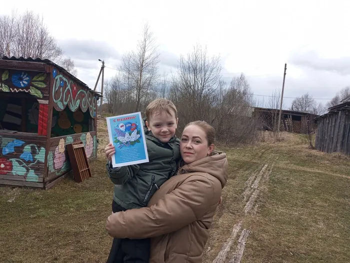 Соловецкая поселенческая библиотека .Уличная акция "Мир! Труд! Май!".