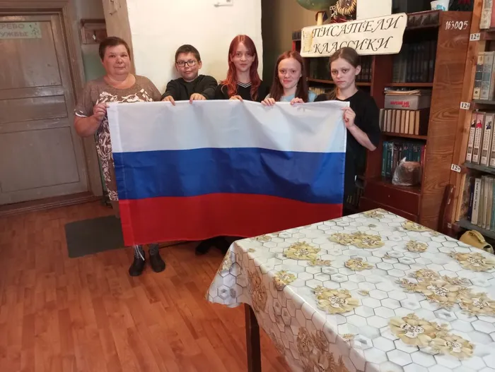 Соловецкая поселенческая библиотека.Соловецкий сельский клуб. патриотический час «Флаг России - гордость наша» - патриотический час.
