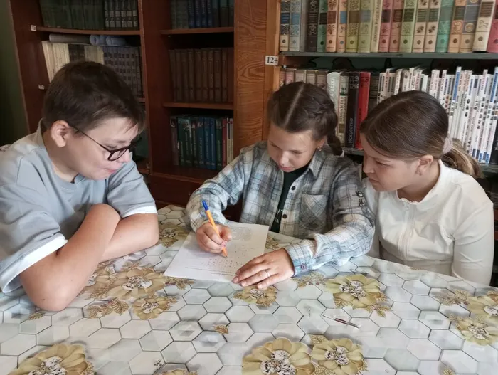Соловецкая поселенческая библиотека. РВО "РМиД" познавательно-игровая программа программа "Я живу в России".