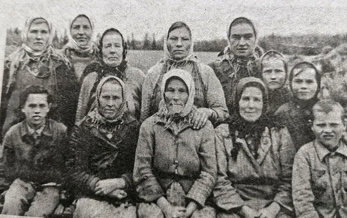 Кузнецова Н.К.  2 ряд пятая слева фото из газеты Колос №101 от 6 сентября 2005 года автор снимка неизвестен