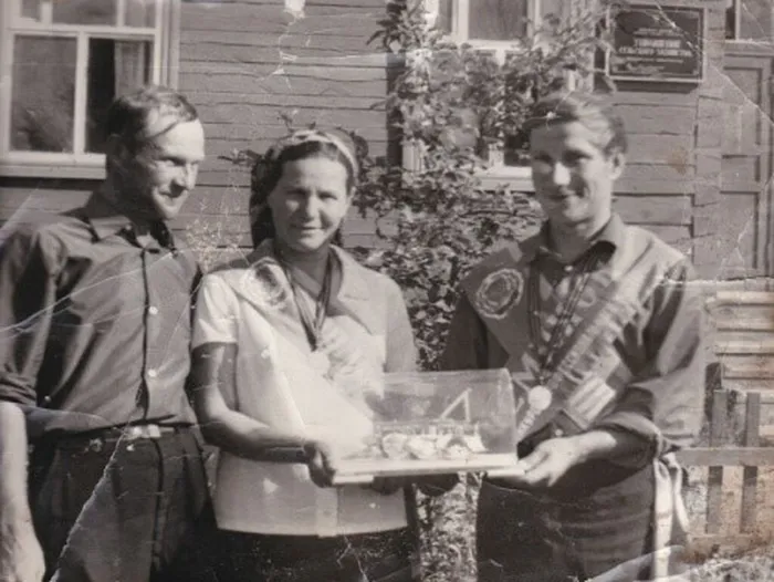 .(слева) Шемякин Вадим, Лебедева Анна Николаевна, Попов Петр, областные соц.соревнования пахарей г. Кострома, год и автор неизвестен