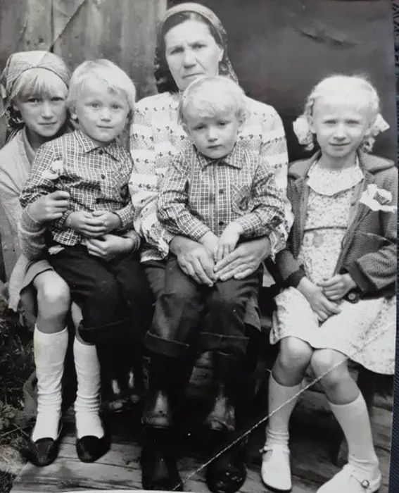 Лебедева Анна Николаевна с внуками, год и автор неизвестен.
