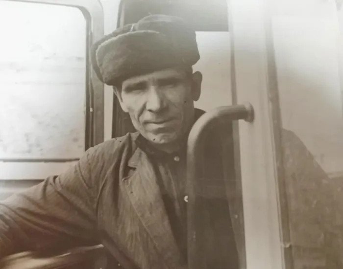 Г.М. Рыжков за рычагами гусеничного трактора, 1970-е годы.