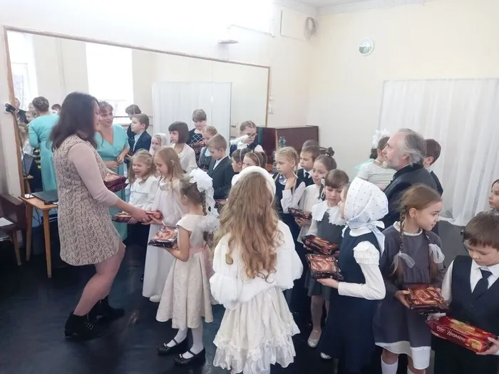 Вручение сладких подарков