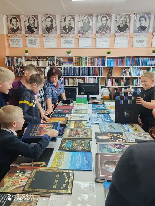 Жители с.Боговарово знакомятся с книгами из "Губернаторской библиотеки".