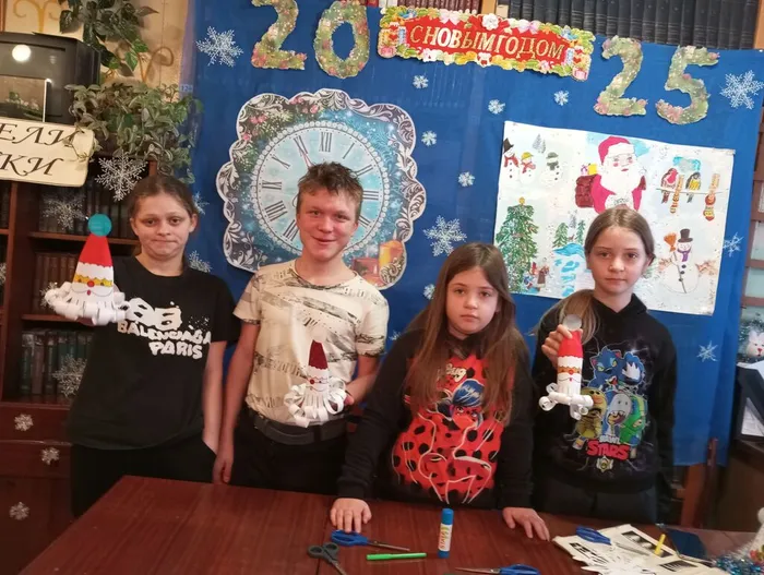 В Новый год мы не скучаем клеим лепим вырезаем