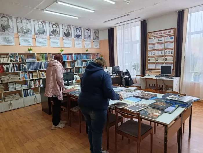 Жители с.Боговарово знакомятся с книгами из "Губернаторской библиотеки".