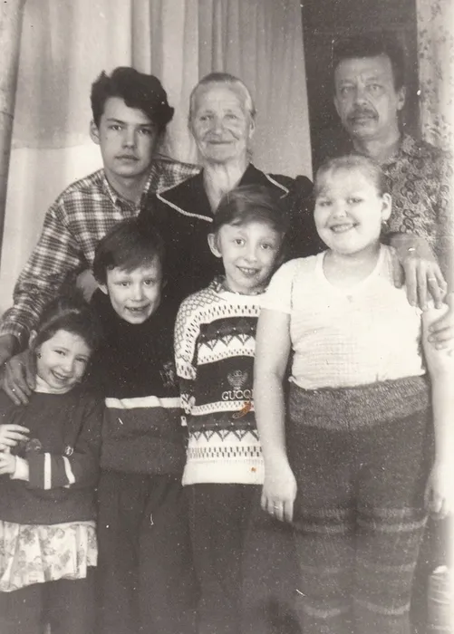 А.А. Попова с сыном Василием и внуками, детьми Александра и Василия, 1990-е гг.