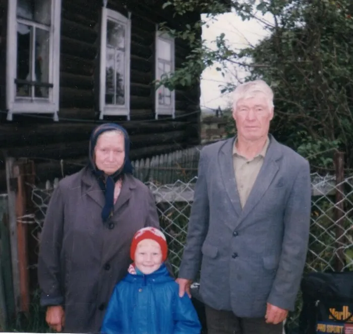 Супруги Афанасовы с внуком Сашей. Конец 1990-х гг.
